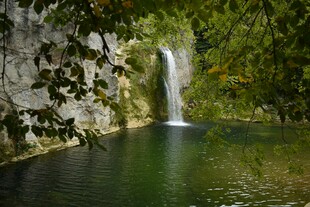 山间瀑布下的静谧绿水潭