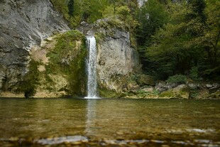 山间瀑布下的清澈水域