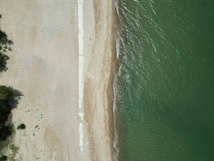 俯瞰沙滩与碧绿海水