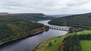 俯瞰蜿蜒河流与周边美景