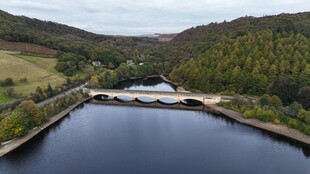 宁静山水间的宽阔湖泊