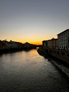 河畔日落城市美景