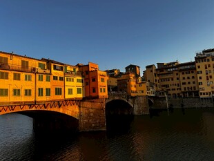 河畔古桥旁的美丽建筑