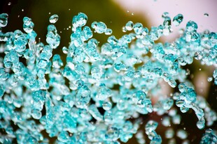 晶莹剔透的蓝色冰晶