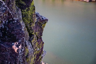 攀岩者挑战悬崖峭壁