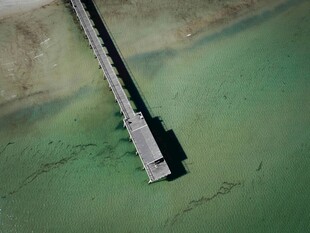 空中俯瞰水上长桥