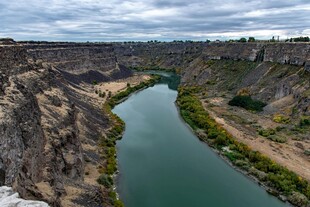 壮丽峡谷中的蜿蜒河流