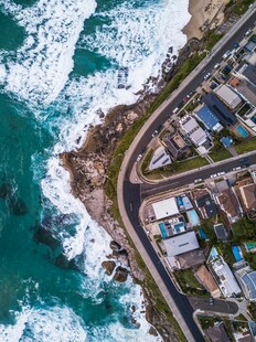 海岸边的城镇与蜿蜒道路