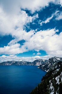 壮丽湖景与雪山蓝天相映