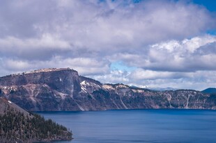 火山湖壮丽山水景观
