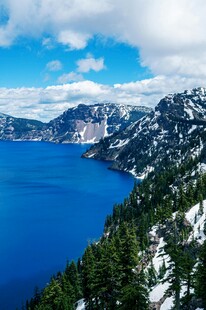 雪山环绕的湛蓝湖泊美景