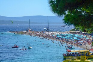 热闹海滨浴场 人群嬉戏