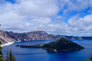 壮丽火山湖景观