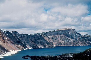 壮丽火山湖景观