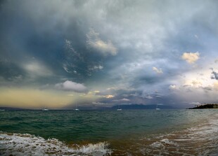 海边风云变幻的壮丽景色