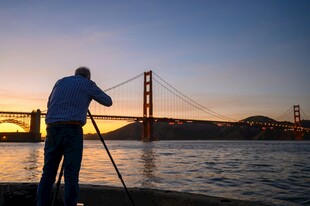 摄影师黄昏拍摄金门大桥