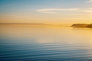 海边日出宁静海面景象