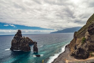海边拱形岩石壮丽景观