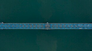 高空俯瞰桥上行人