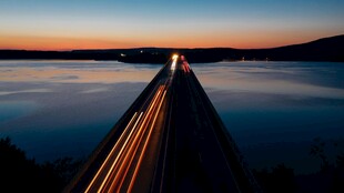 黄昏下的公路延伸至远方