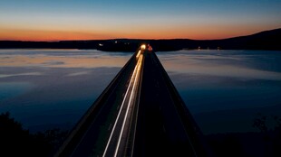 黄昏下的公路延伸至远方