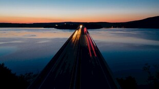 黄昏湖畔公路的美丽景致