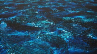 波光粼粼的蓝色水面