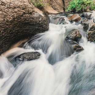 山间溪流潺潺 灵动之景
