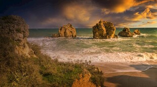 海边壮丽礁石与绚烂晚霞