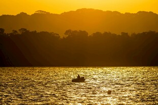 夕阳下湖面的独舟美景