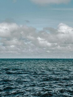 广阔海洋与蓝天云朵