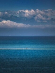 蓝色海洋与天空的美丽景致