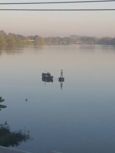 宁静湖面小船悠然景象