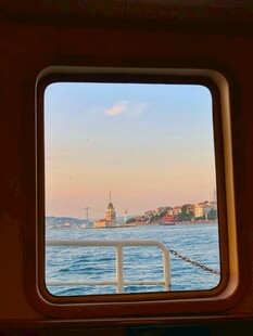 船窗望海的美丽景致