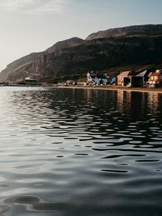 湖畔人群与远山美景