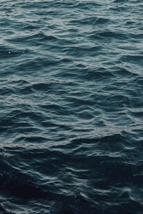 平静海面的蓝色波纹