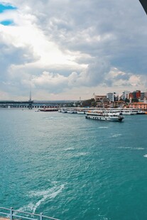 碧海蓝天中的港口风光