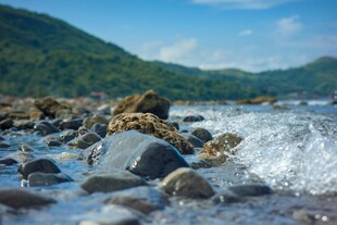 海边礁石与翻涌的浪花