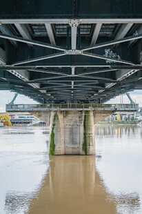 桥下河水与桥梁结构景观