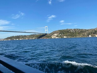 海上远眺桥梁与山峦景色