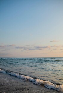 海边日落 海浪轻拍沙滩