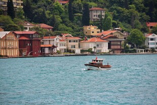 湖畔小船与多彩 居