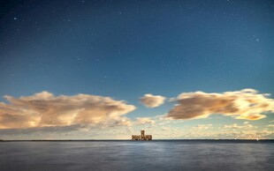 海上日落时的孤舟美景