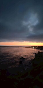 海边日落时分的壮丽景象