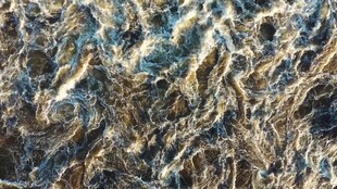 水底沙石纹理特写