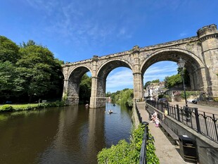 河畔古老石拱桥风景