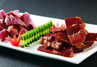 美味酱牛肉与配菜拼盘