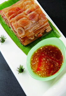 美味卤味配特色蘸料