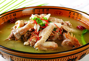 美味滋补的炖鸡菜肴