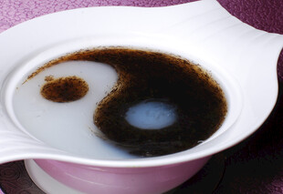 阴阳太极造型的双色饮品